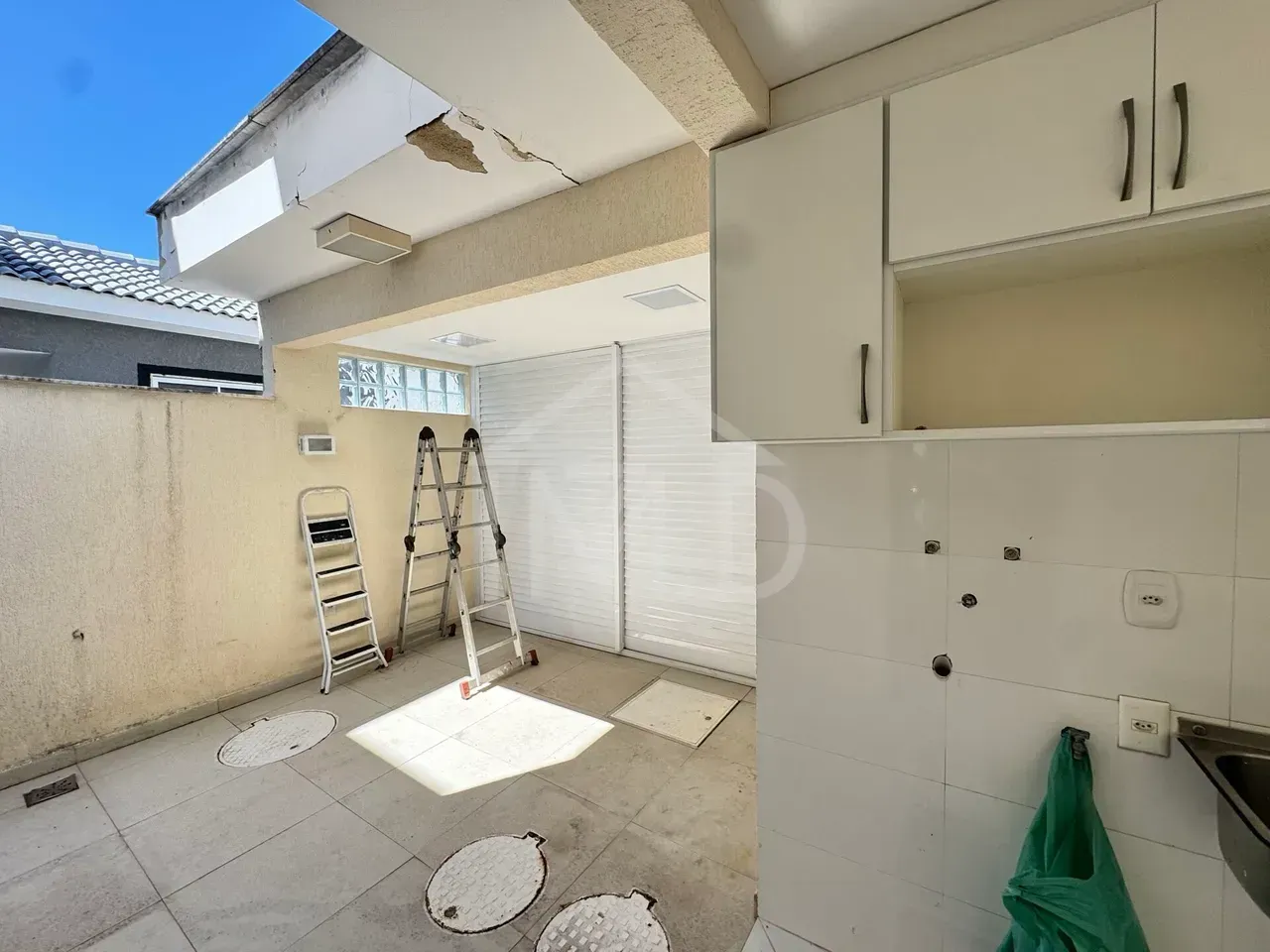 House 390 m² with 5 bedrooms and an open-plan kitchen — photo 14
