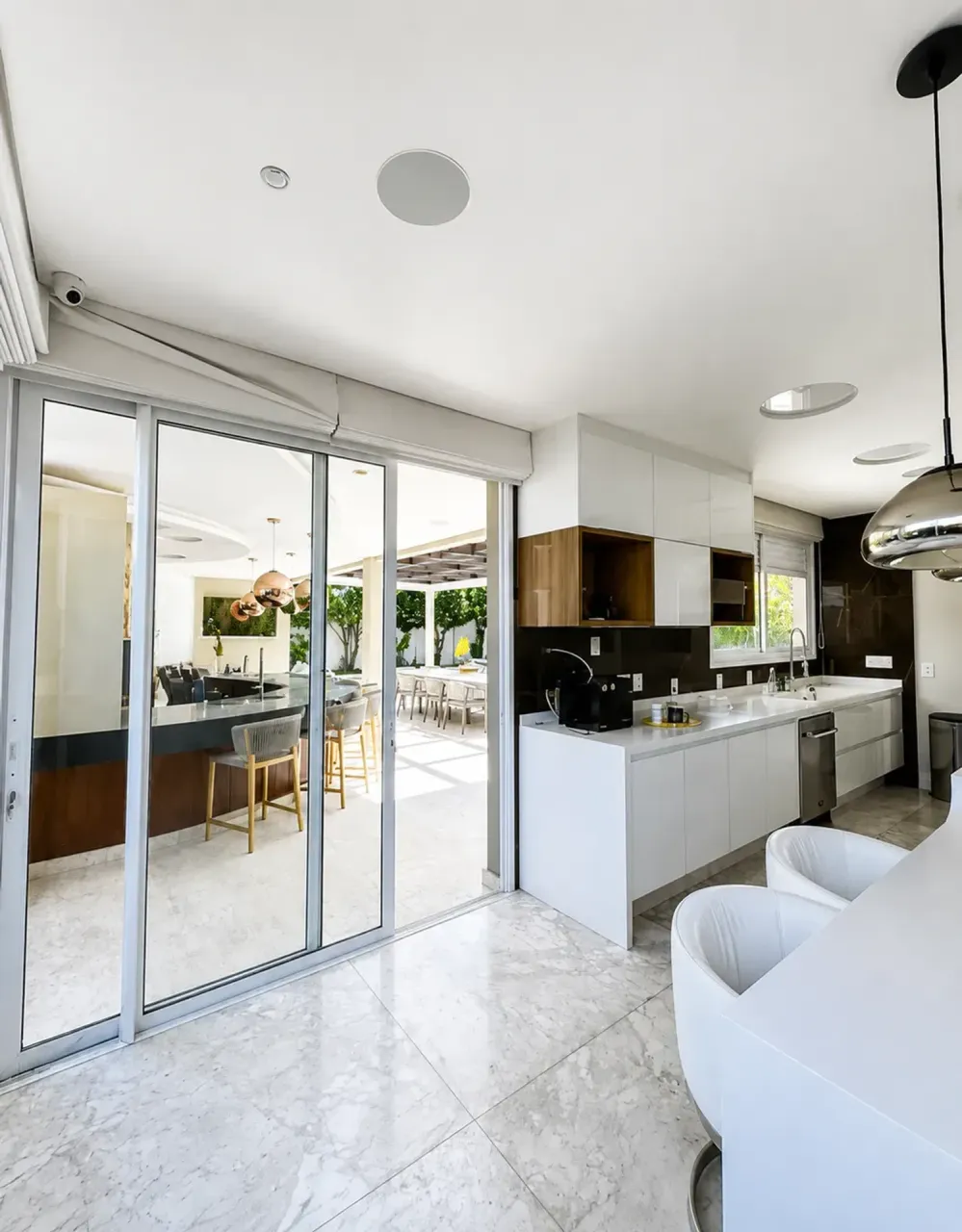 Furnished 5-bedroom house with an open-plan kitchen — photo 2