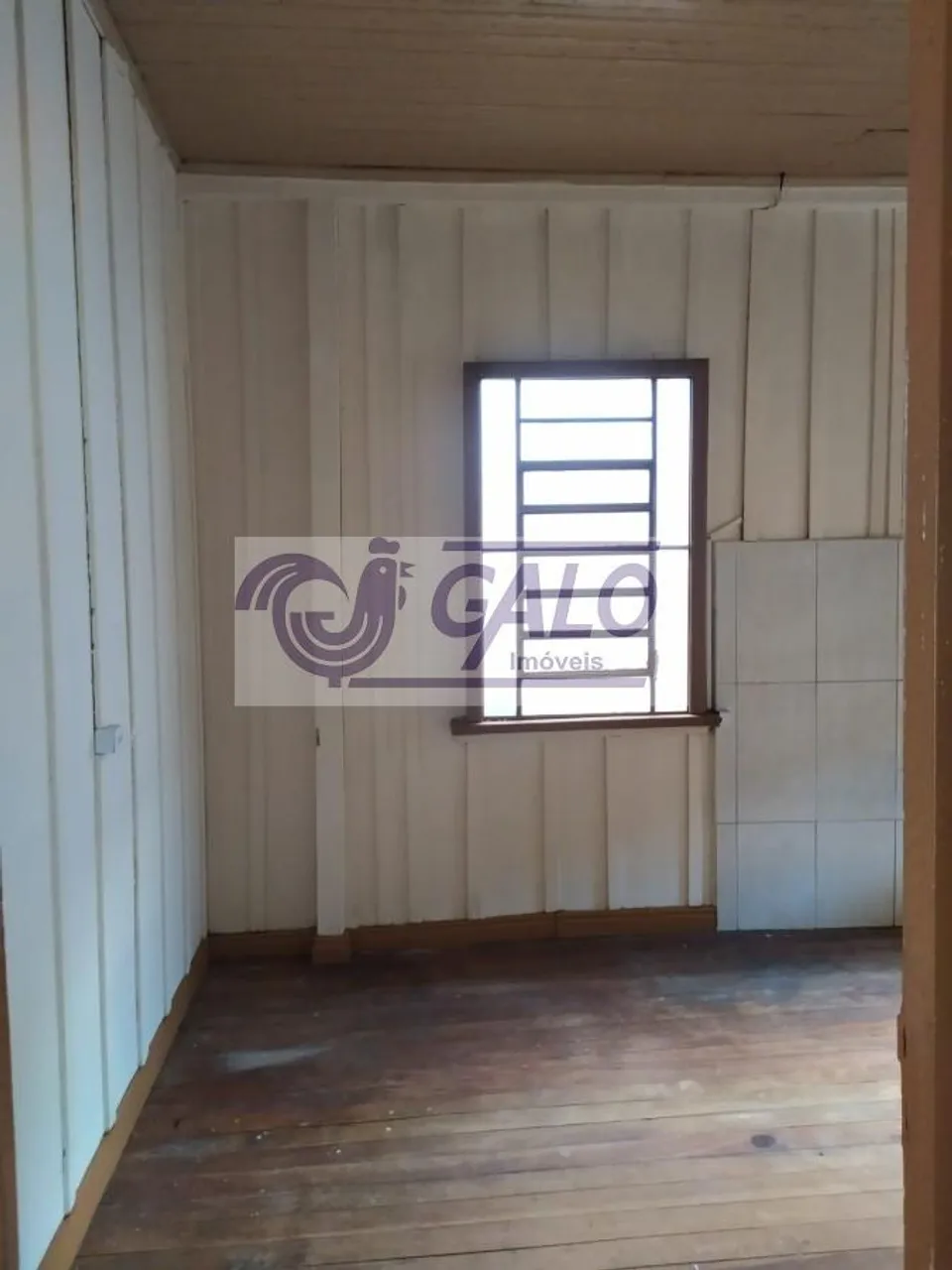 2-bedroom house with wood or laminate floors in Curitiba — photo 12