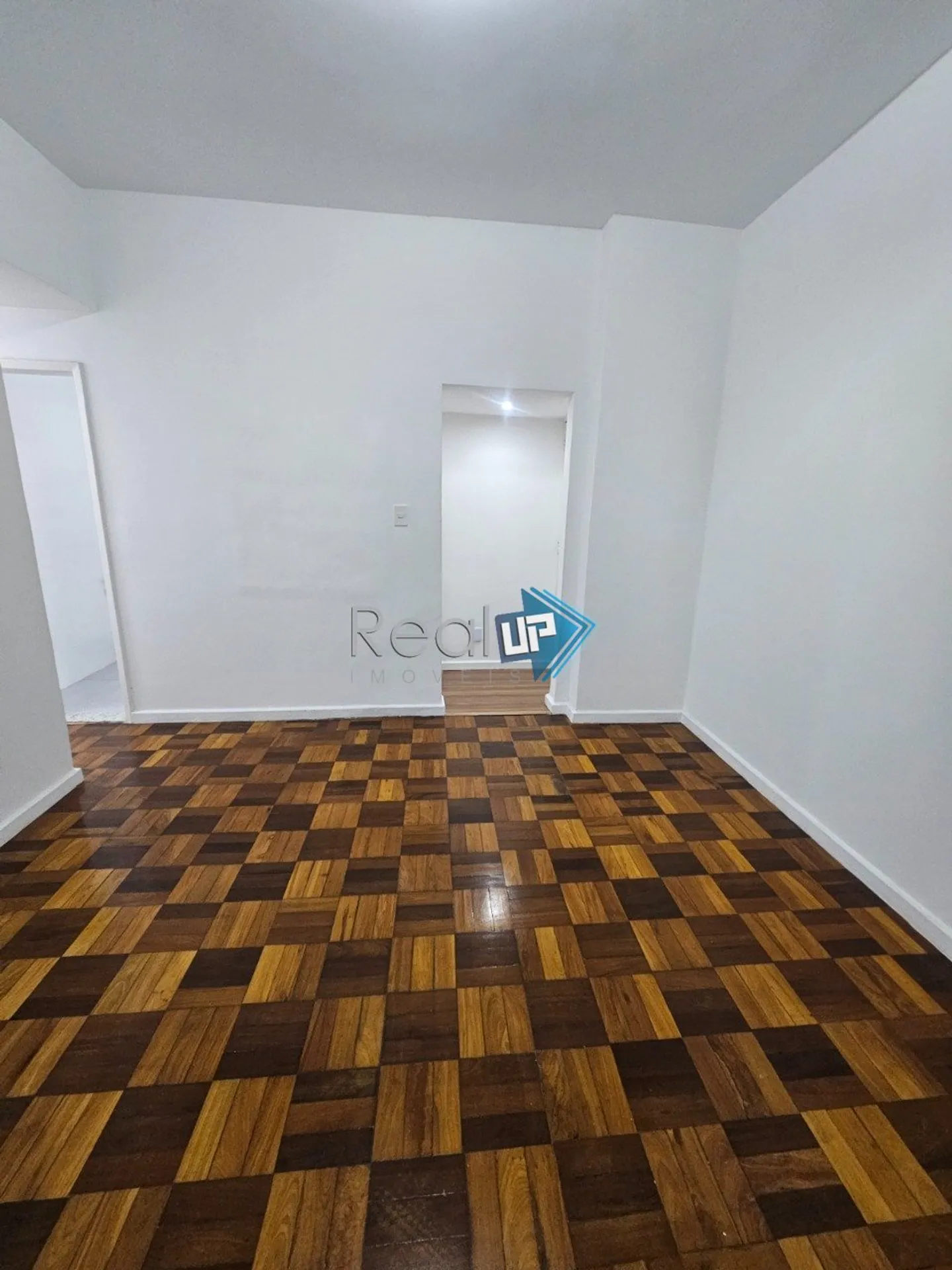 Wood or laminate floors in a 2-bedroom apartment, 68 m² — photo 8