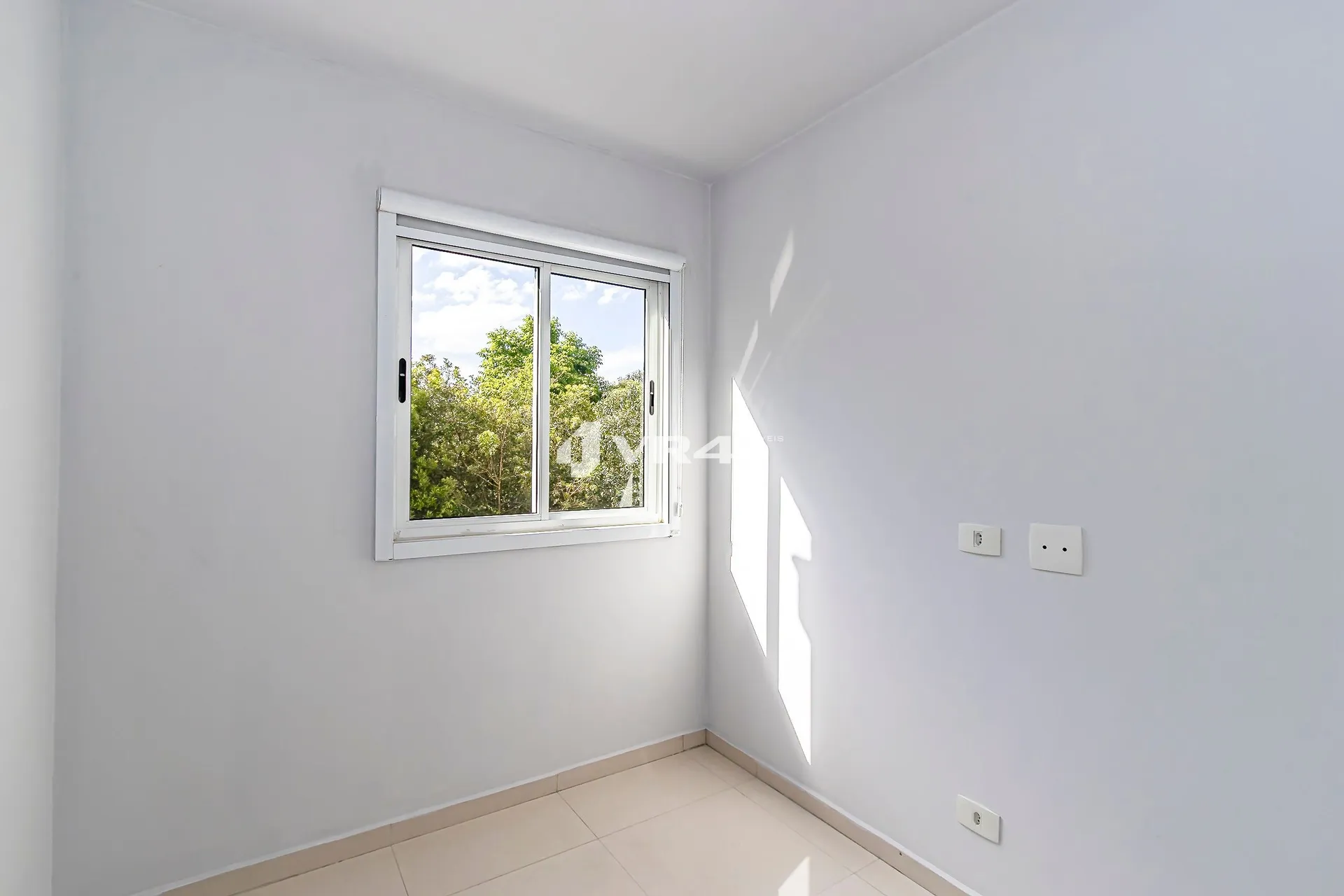 Balcony with a grill in a 2-bedroom apartment, 70 m² — photo 28