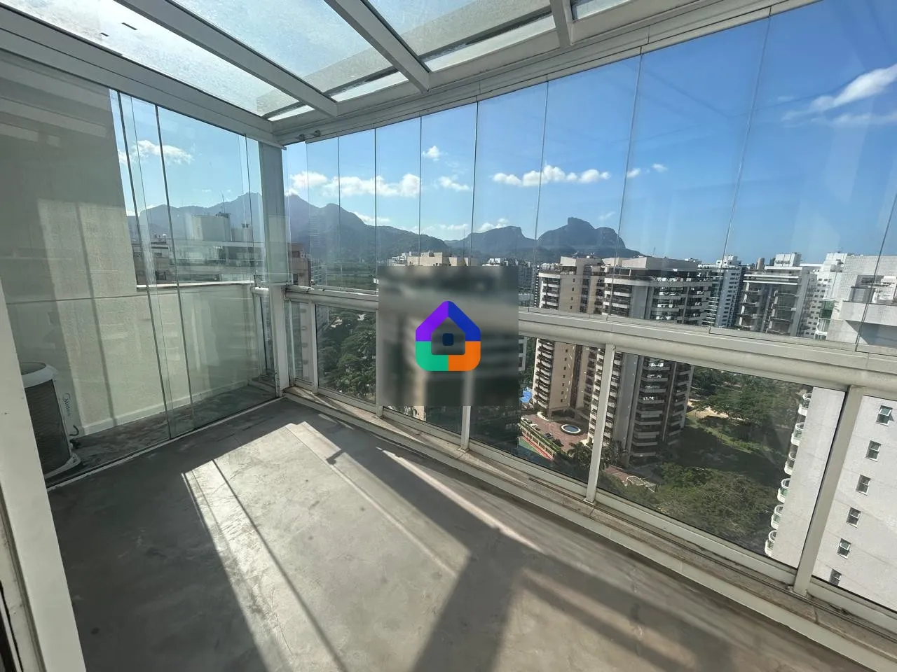 Apartamento com 4 quartos e varanda fechada de vidro — photo 14