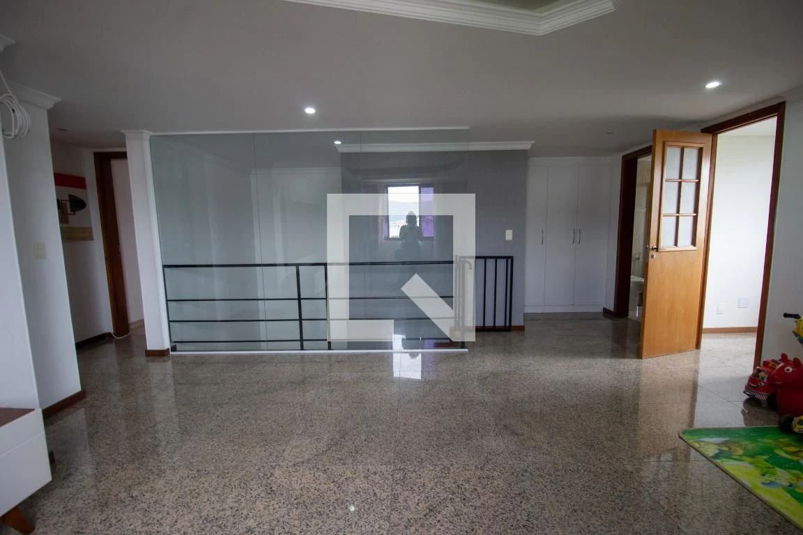 Furnished apartment with 3 en-suite bedrooms — photo 27