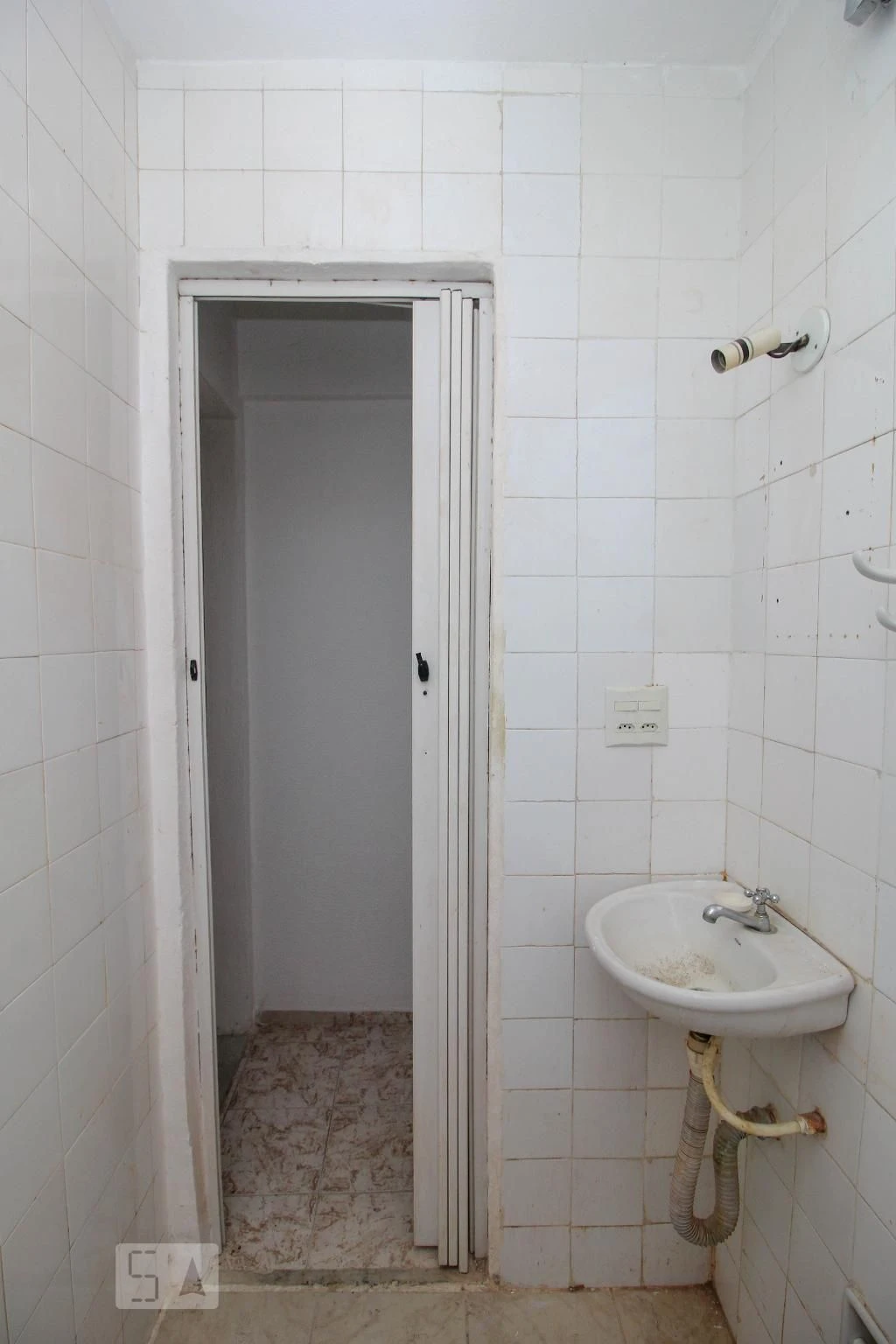 1-bedroom apartment with kitchenette and stove — photo 10
