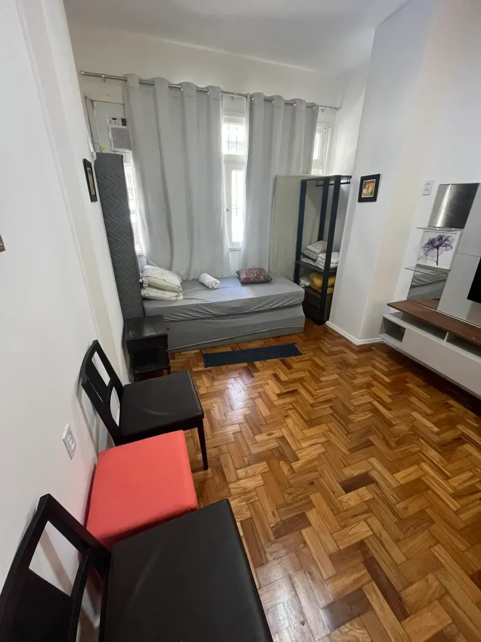 Furnished 1-bedroom apartment with a 1-bath glass shower — photo 9