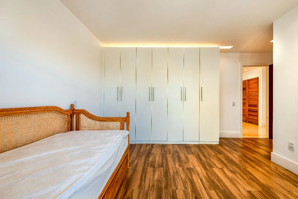 680 m² house with 4 en-suite bedrooms and 7 bathrooms — photo 20