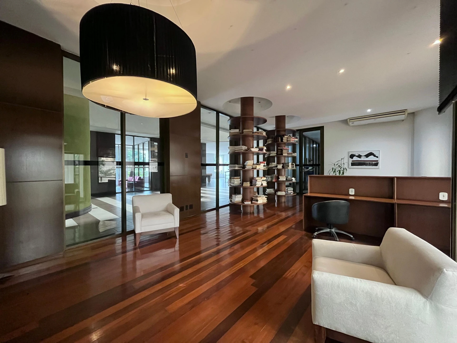 One-bedroom apartment with a washing machine — photo 38