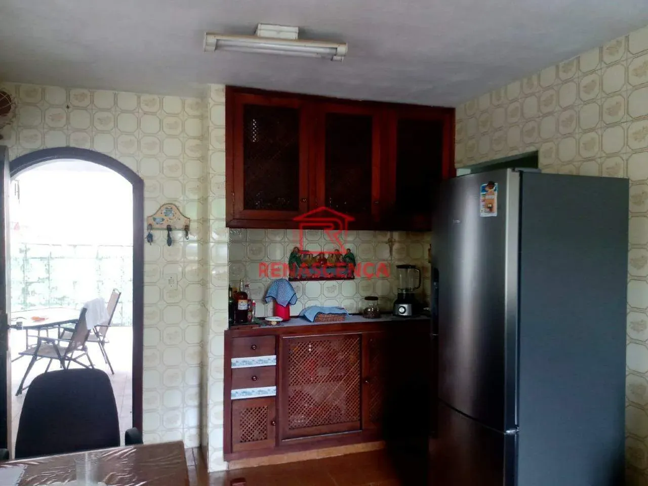 4-bedroom house with 1 en-suite and 300 m² plus pool — photo 3