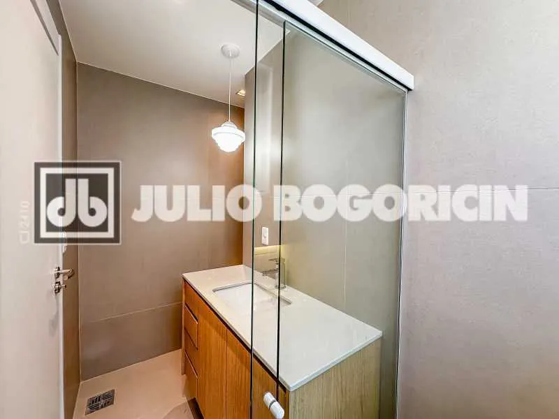 Walk-in closet in a 3-bedroom apartment, 110 m² — photo 34