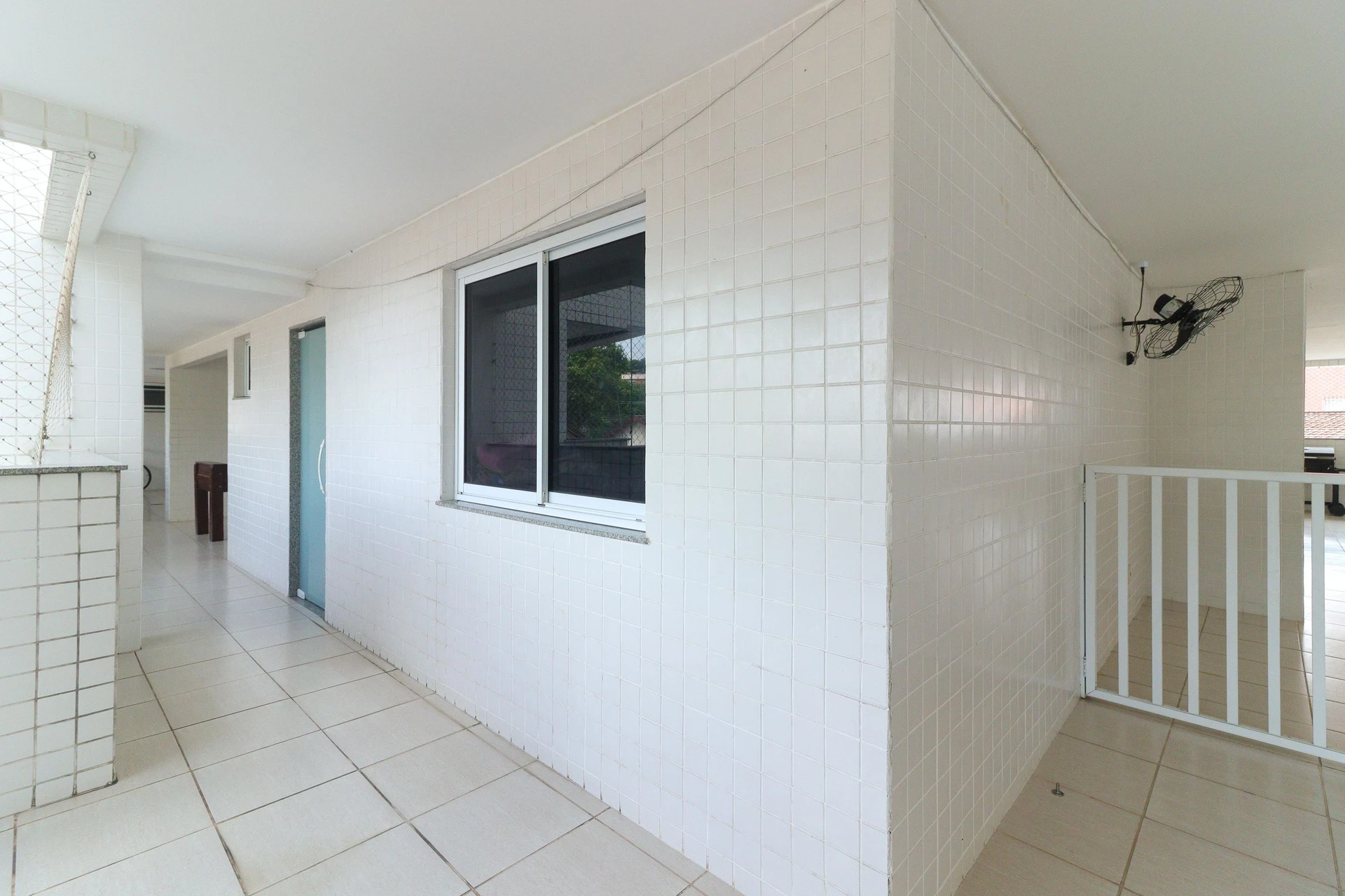 105 m² apartment with a home office and a washing machine — photo 32