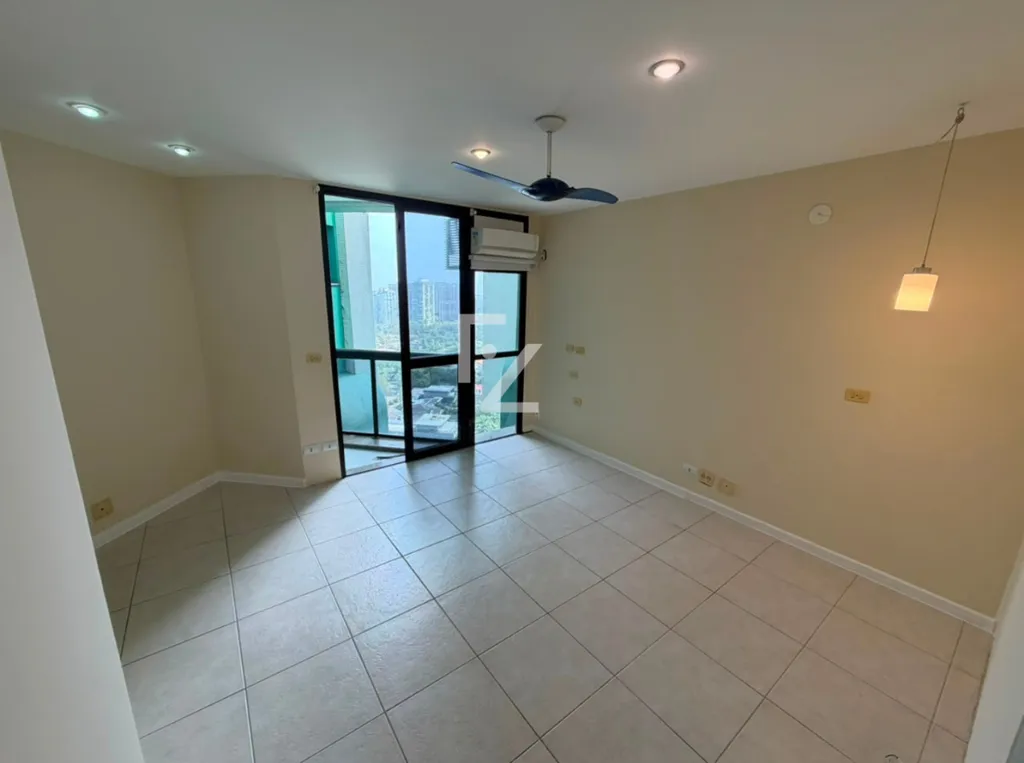 Duplex apartment on the 20th floor with city and water views — photo 9