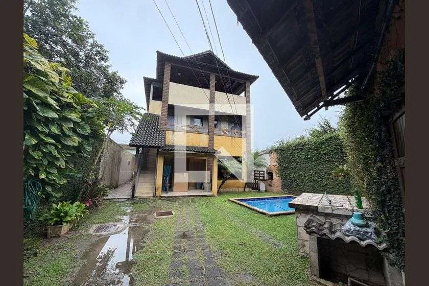 Balcony with a grill in a one-bedroom house, 75 m² — photo 29