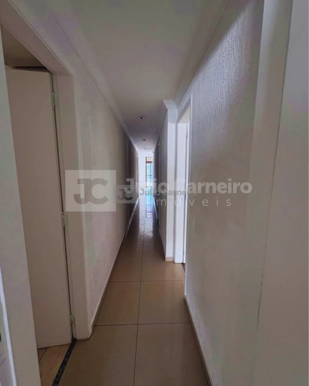 4-bedroom apartment with a bathtub — photo 18