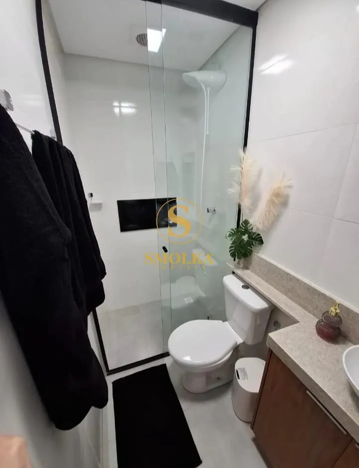 Furnished studio with integrated kitchen and glass shower — photo 11