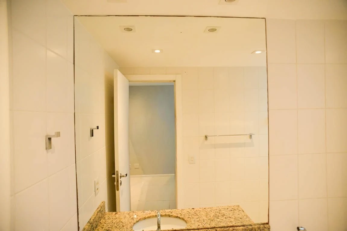 3-bedroom apartment with a glass-enclosed balcony — photo 43
