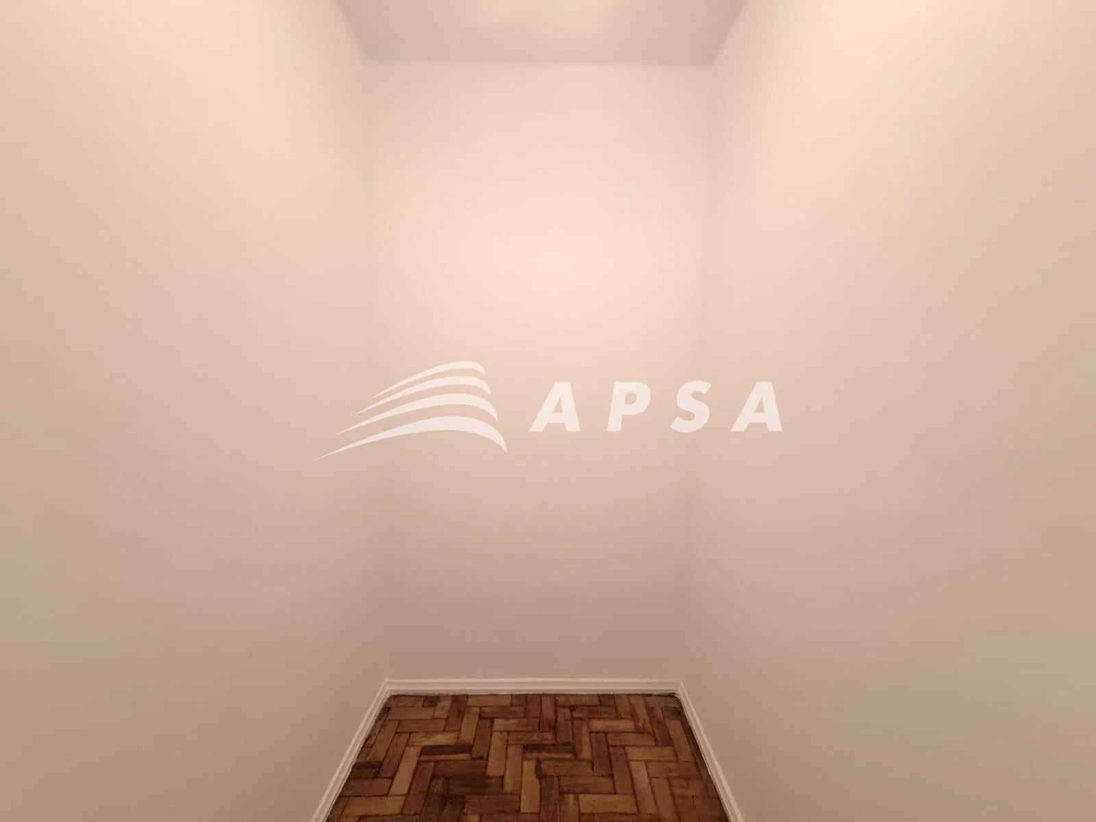 Wood or laminate floors in a one-bedroom apartment, 53 m² — photo 11