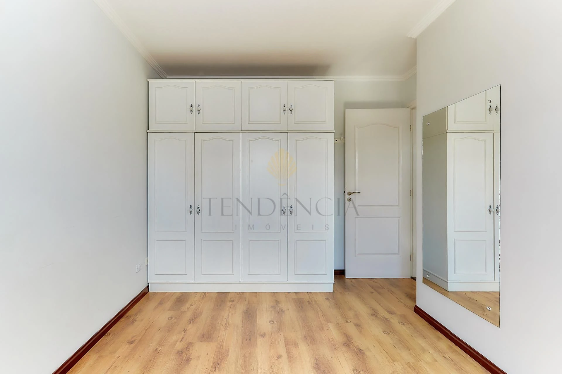 Wood or laminate floors in a one-bedroom house, 50 m² — photo 9