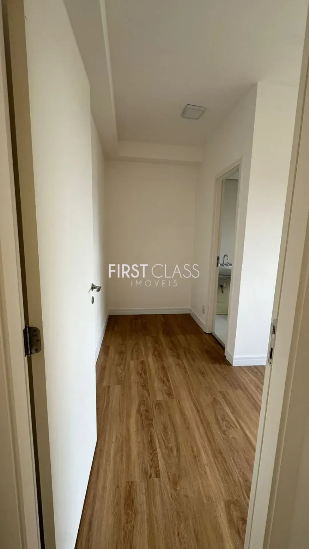Wood or laminate floors in a 3-bedroom apartment, 113 m² — photo 7