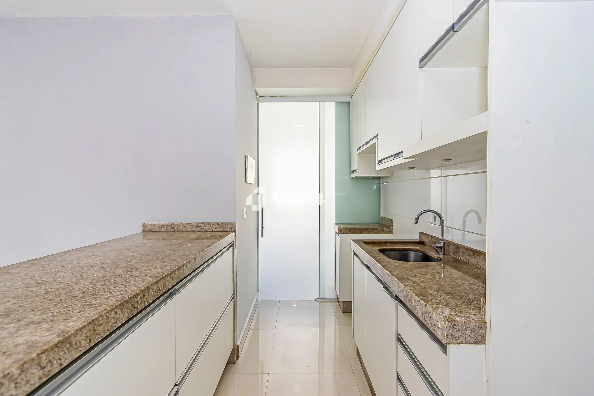 Balcony with a grill in a 2-bedroom apartment, 70 m² — photo 20