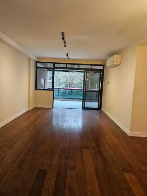 Apartment with 4 bedrooms and 5 bathrooms — photo 15