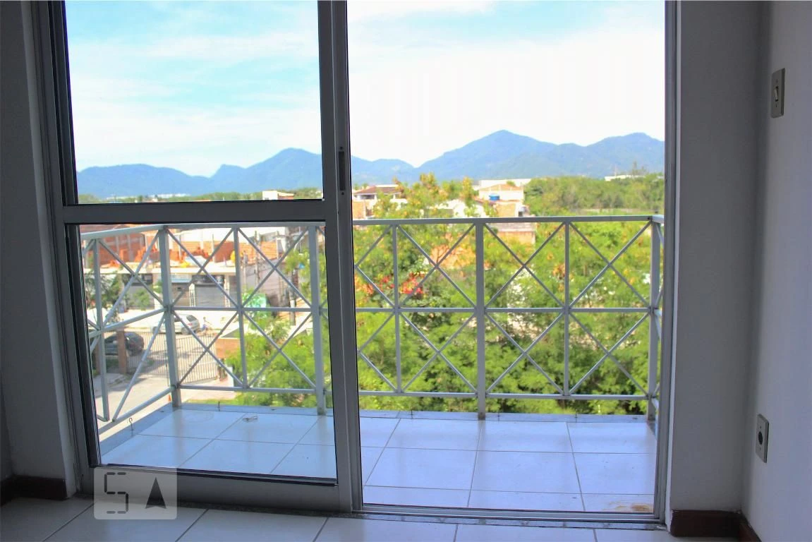 2-bedroom apartment with a balcony and shared pool — photo 3