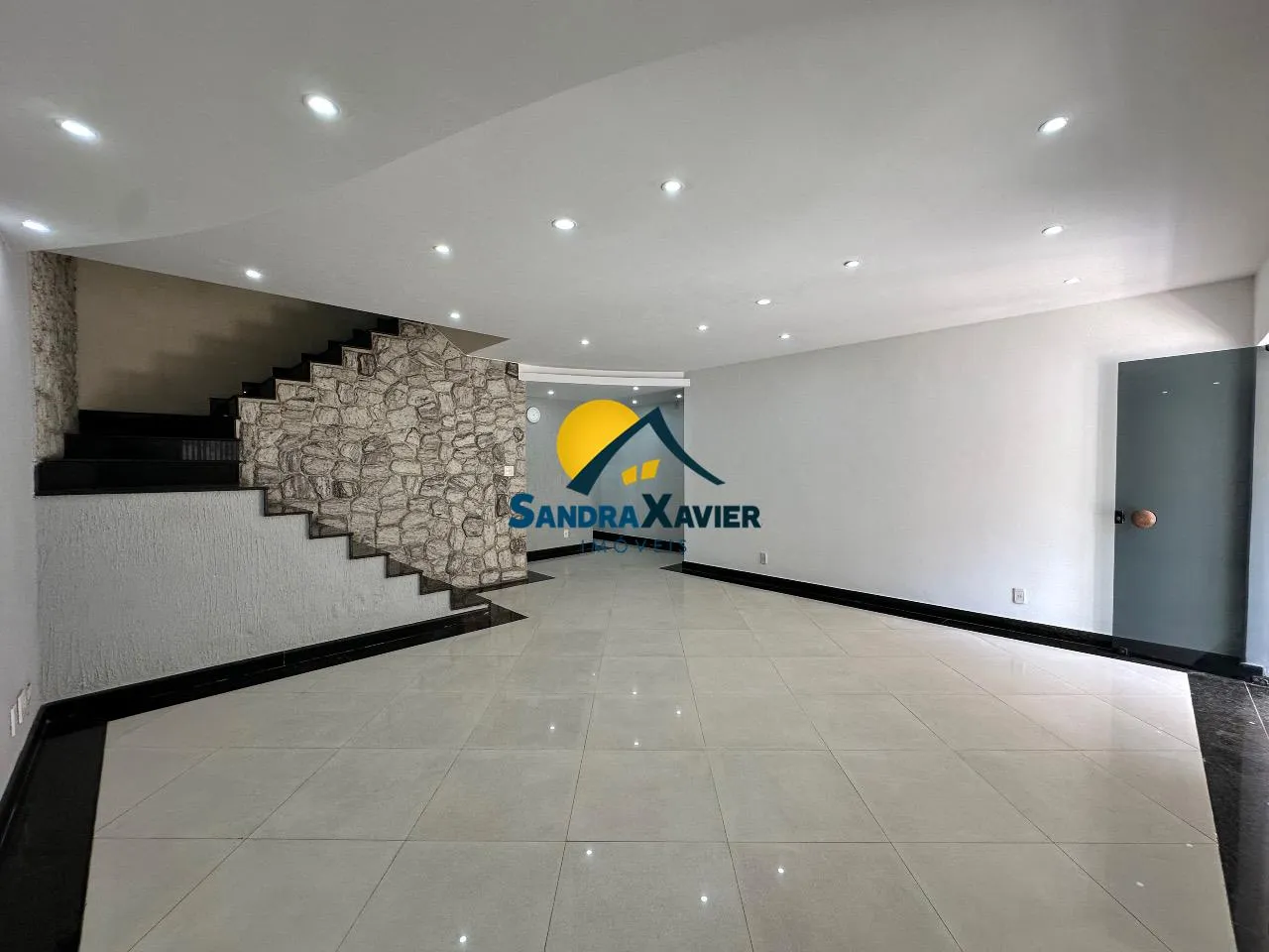 Casa com 4 quartos e 5 banheiros, varanda com churrasqueira — photo 3