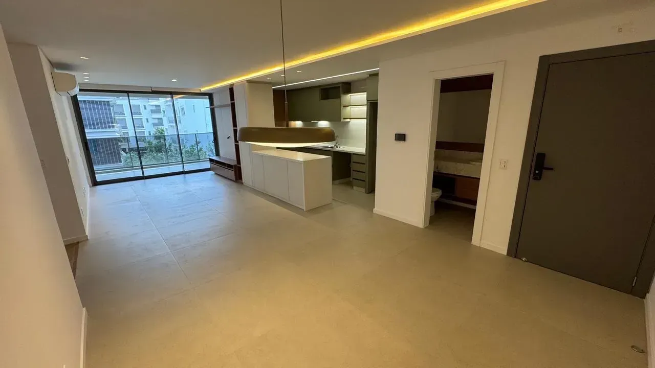 Walk-in closet in a 3-bedroom apartment, 136 m² — photo 25
