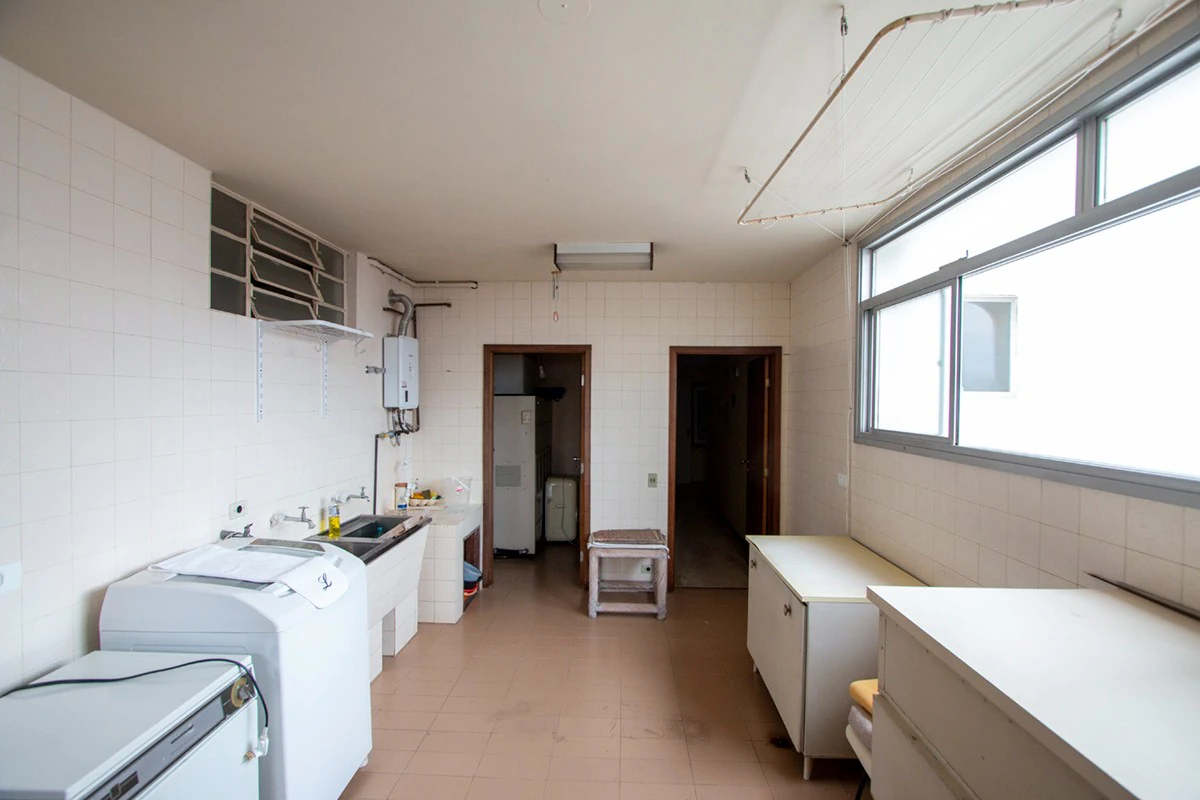 Glass-enclosed balcony in a 4-bedroom apartment, 382 m² — photo 21