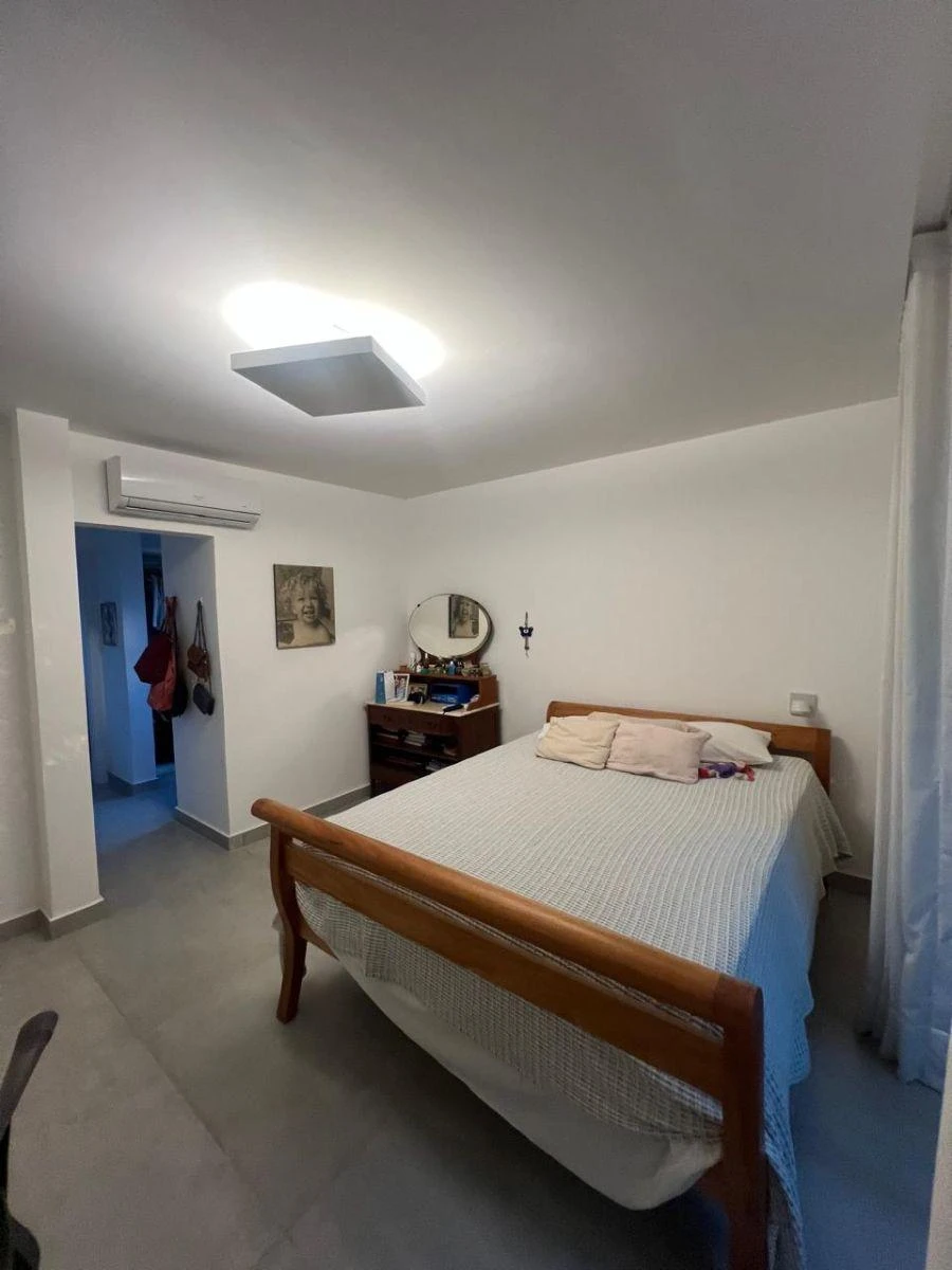 House with 4 en-suite bedrooms and 430 m² with 3 spots — photo 9