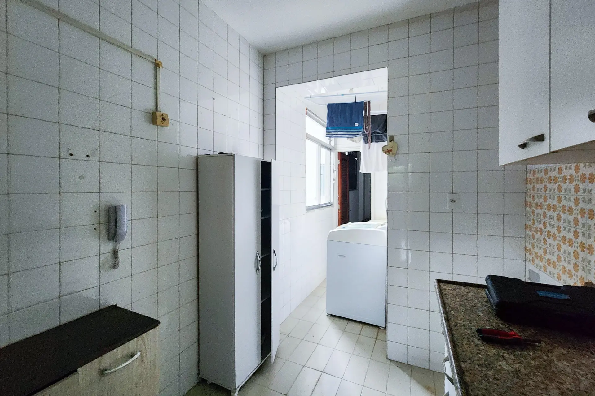 Apartamento com área de lavanderia e 1 vaga de garagem