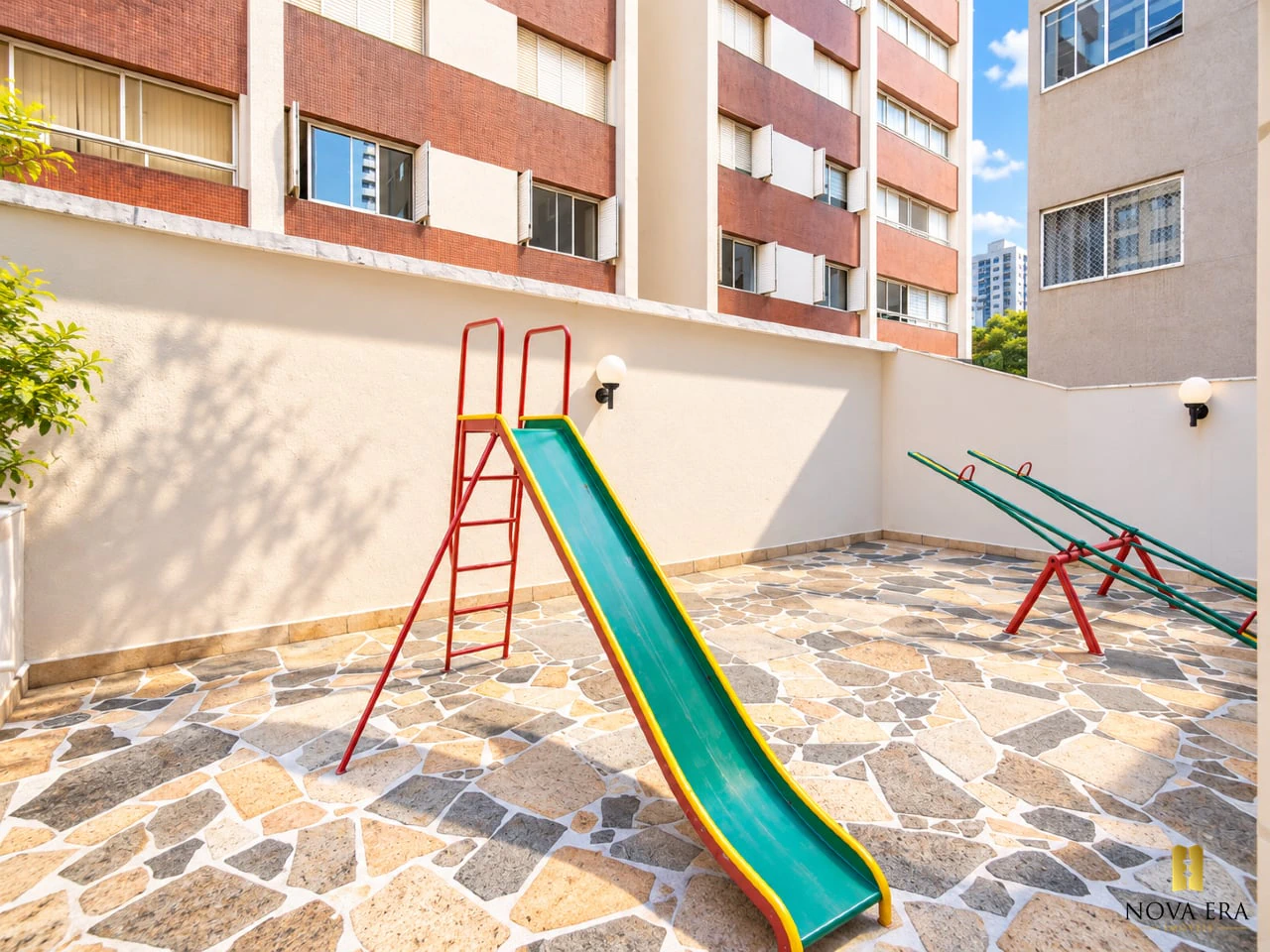 Glass-enclosed balcony in a 3-bedroom apartment, 124 m² — photo 20