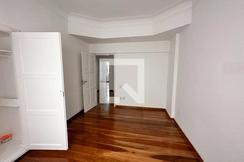 4-bedroom rental apartment with 225 m² and parking — photo 17
