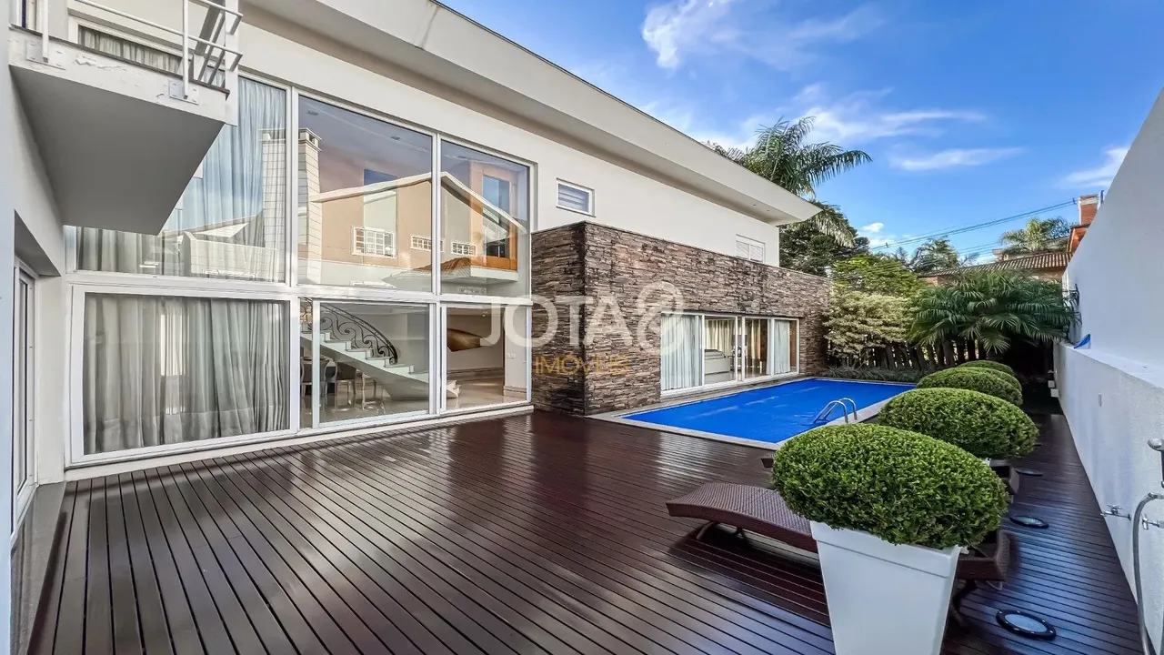 House in a gated community with 4 suites and 701 m²