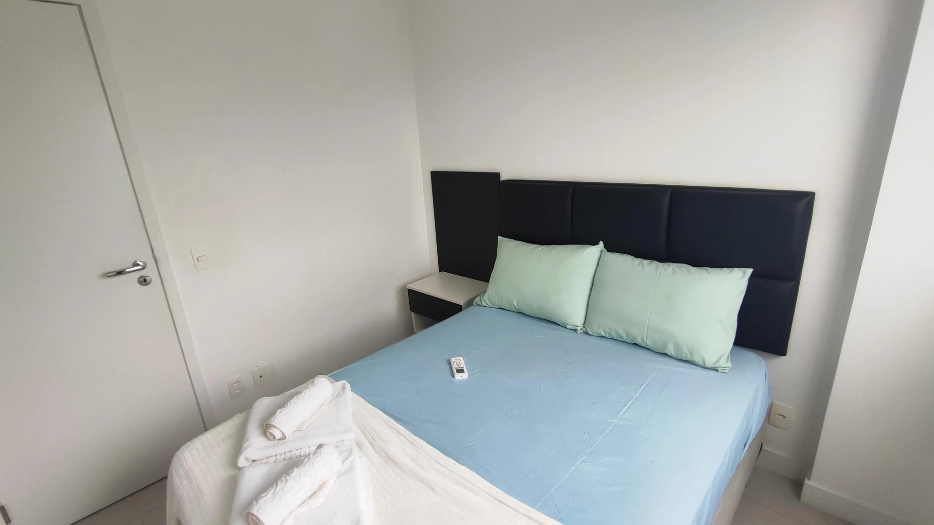 3-bedroom apartment with a glass-enclosed balcony — photo 27