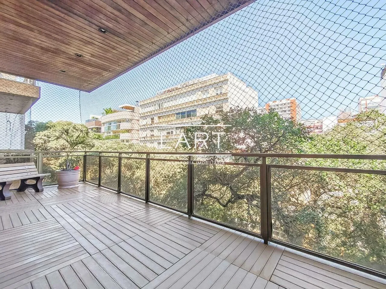 Furnished 3-bedroom apartment with 4 bathrooms and 240 m² — photo 15