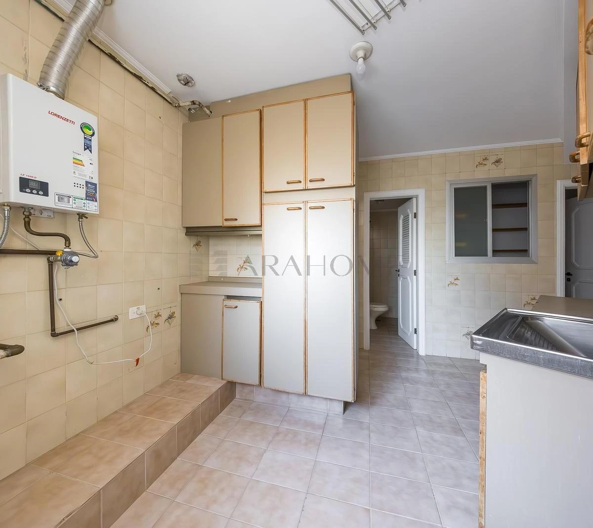 4-bedroom apartment with a bathtub in Curitiba — photo 13