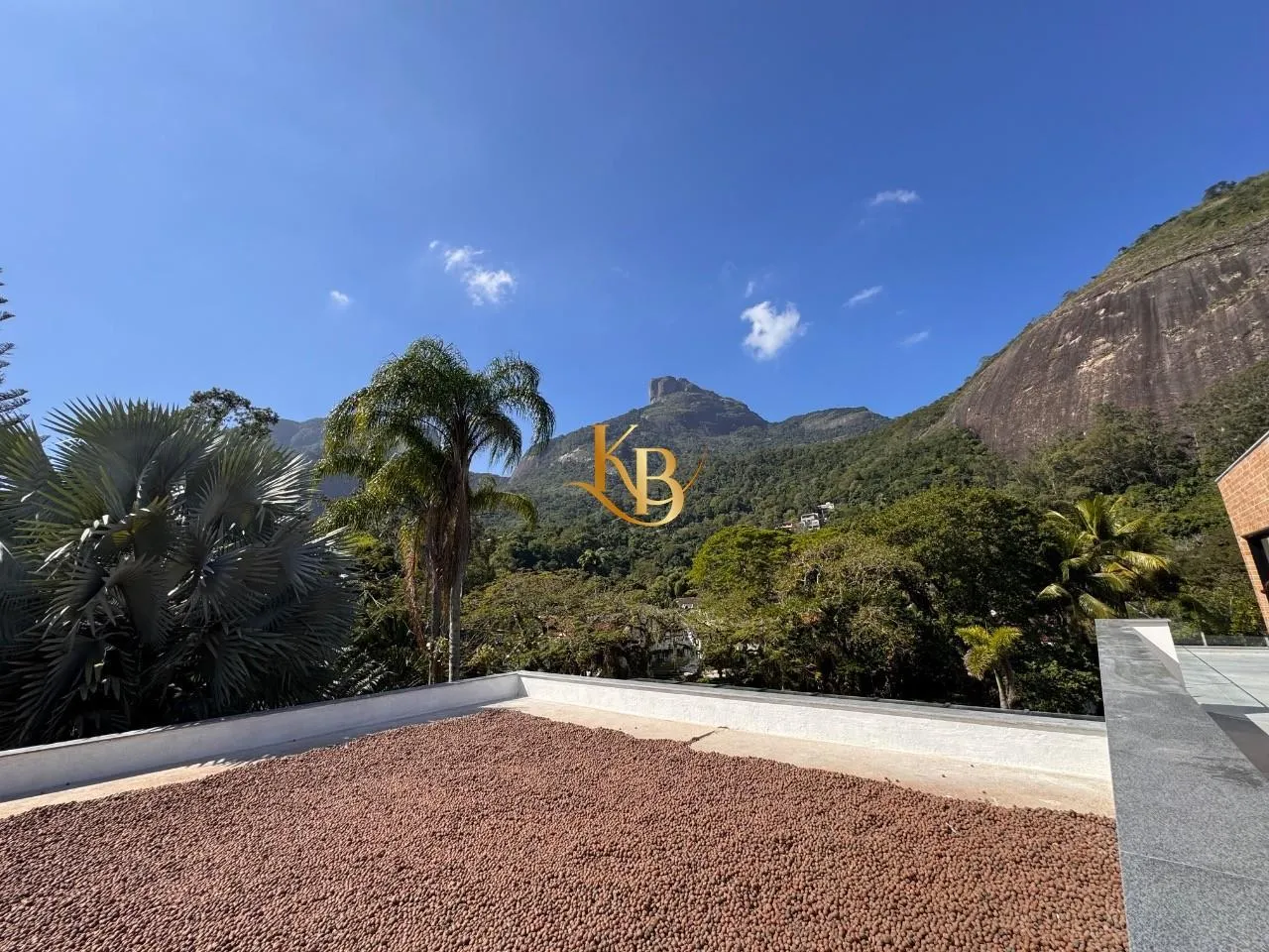 Casa com 5 quartos e área de piscina ao ar livre — photo 47