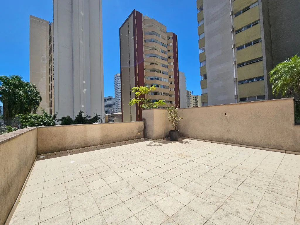Balcony with a grill in a one-bedroom apartment, 62 m² — photo 11