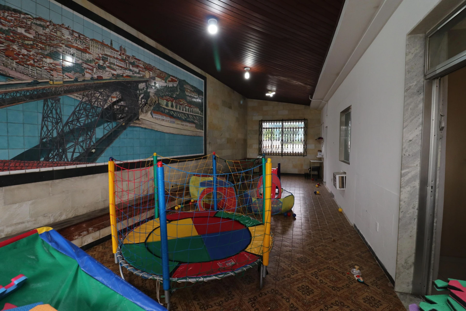 10-bedroom house with a bathtub in Rio de Janeiro — photo 17