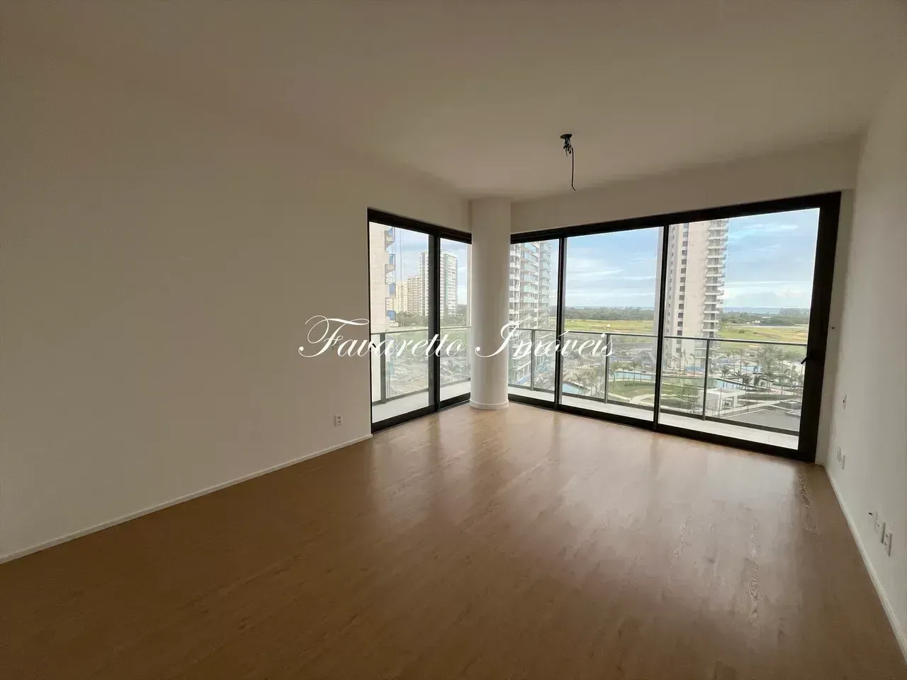 Apartment with 4 suites and a closed-off kitchen — photo 14