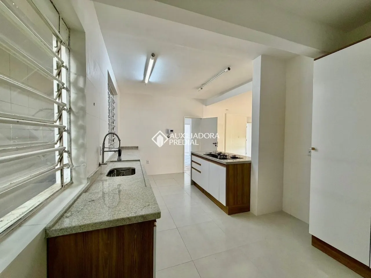 Робоче місце та 5 спалень: будинок 320 м² — photo 8