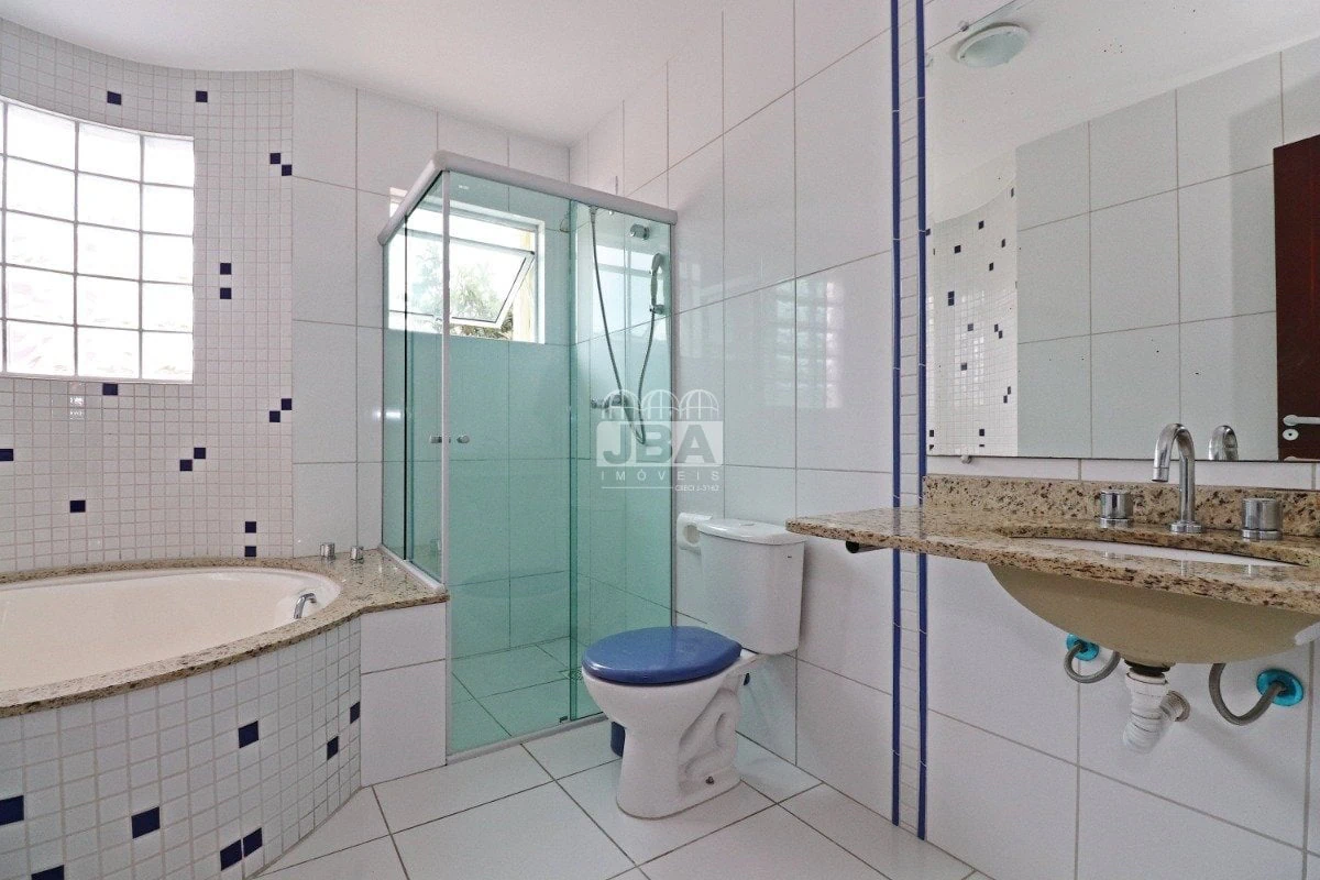 3-bedroom house with a bathtub in Curitiba — photo 10