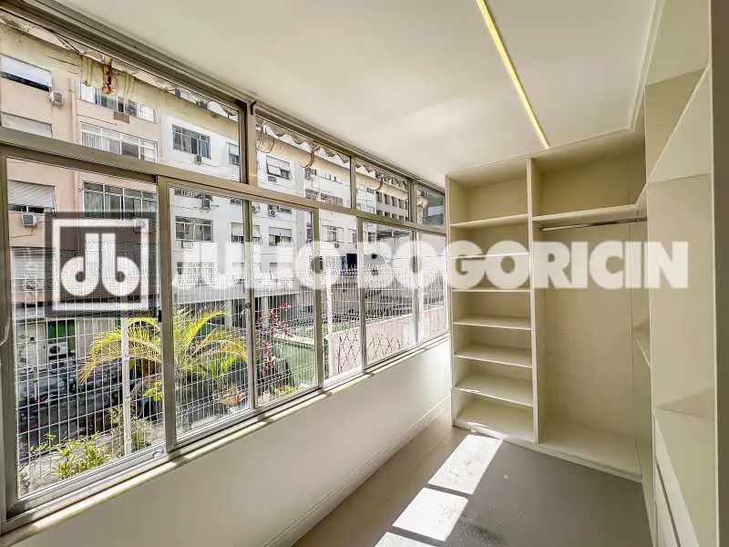 Walk-in closet in a 3-bedroom apartment, 110 m² — photo 9
