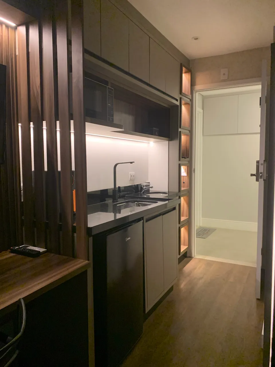 Unfurnished 1-bedroom apartment with a glass shower