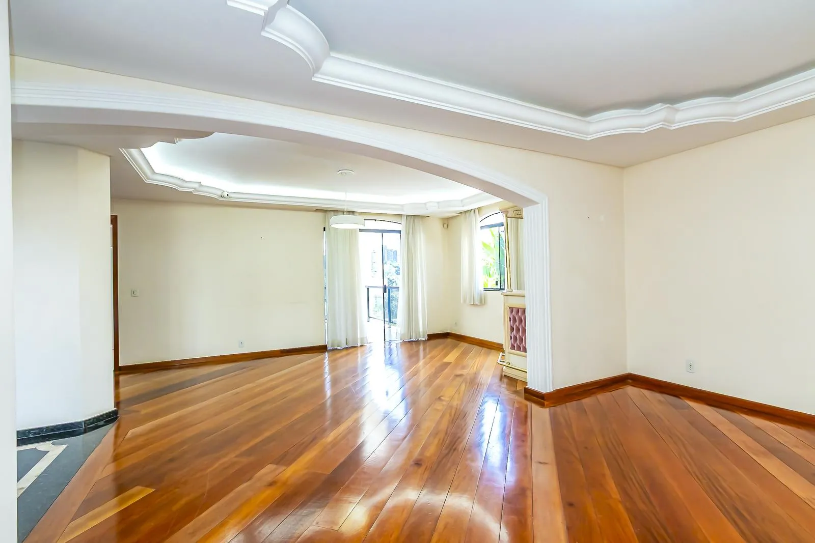 3-bedroom house with a separate kitchen and gas stove — photo 2