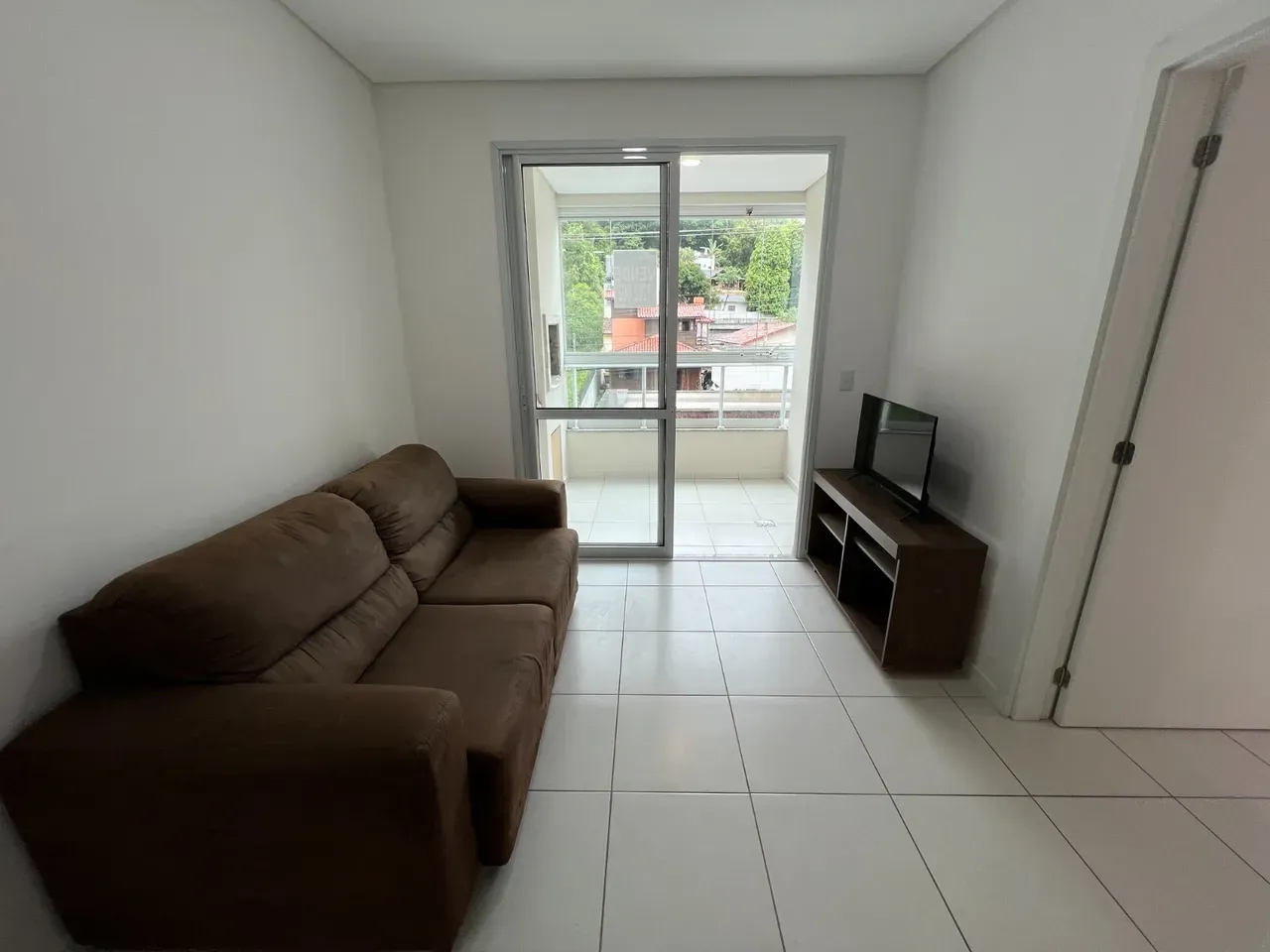 Balcony with a grill in a 3-bedroom apartment, 87 m² — photo 8