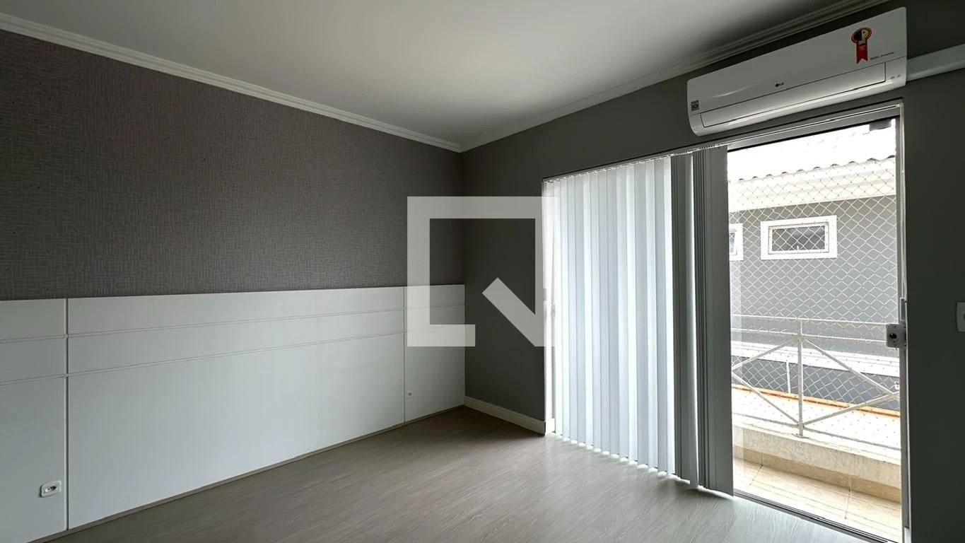 3-bedroom house with a glass-enclosed balcony in Curitiba — photo 29