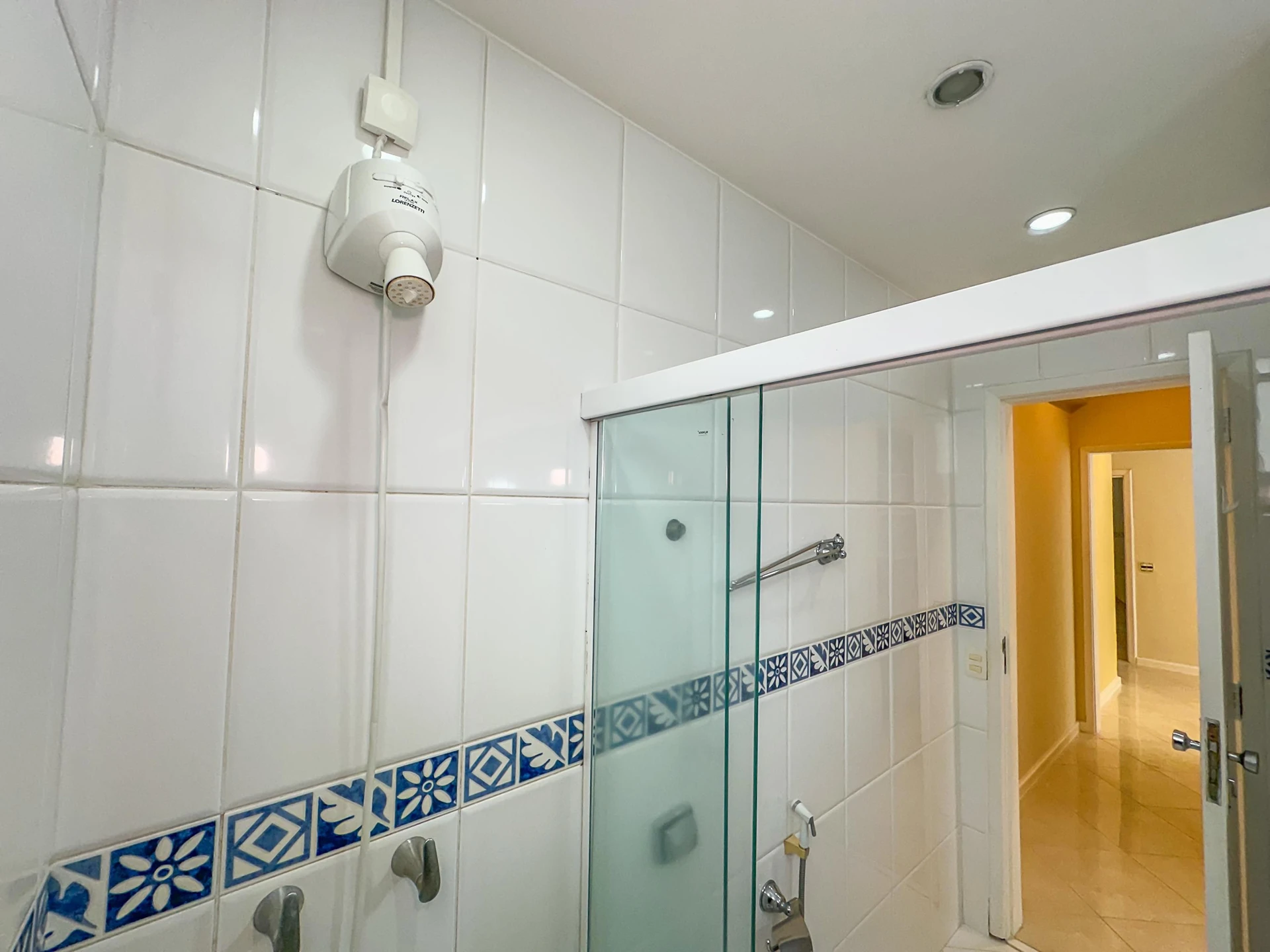 2-bedroom apartment with a glass-enclosed balcony — photo 32