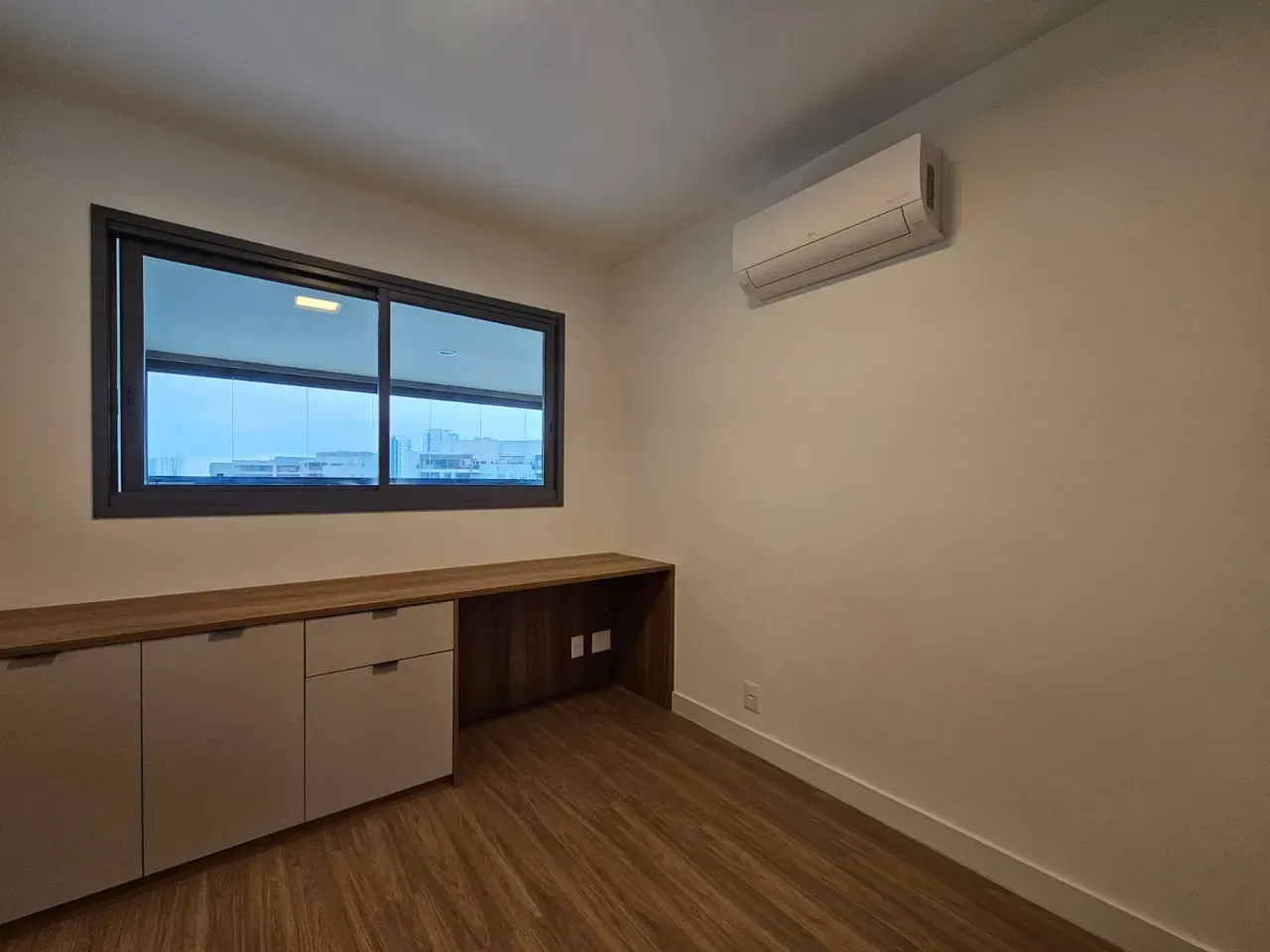 4-bedroom apartment in a building with a gym — photo 5