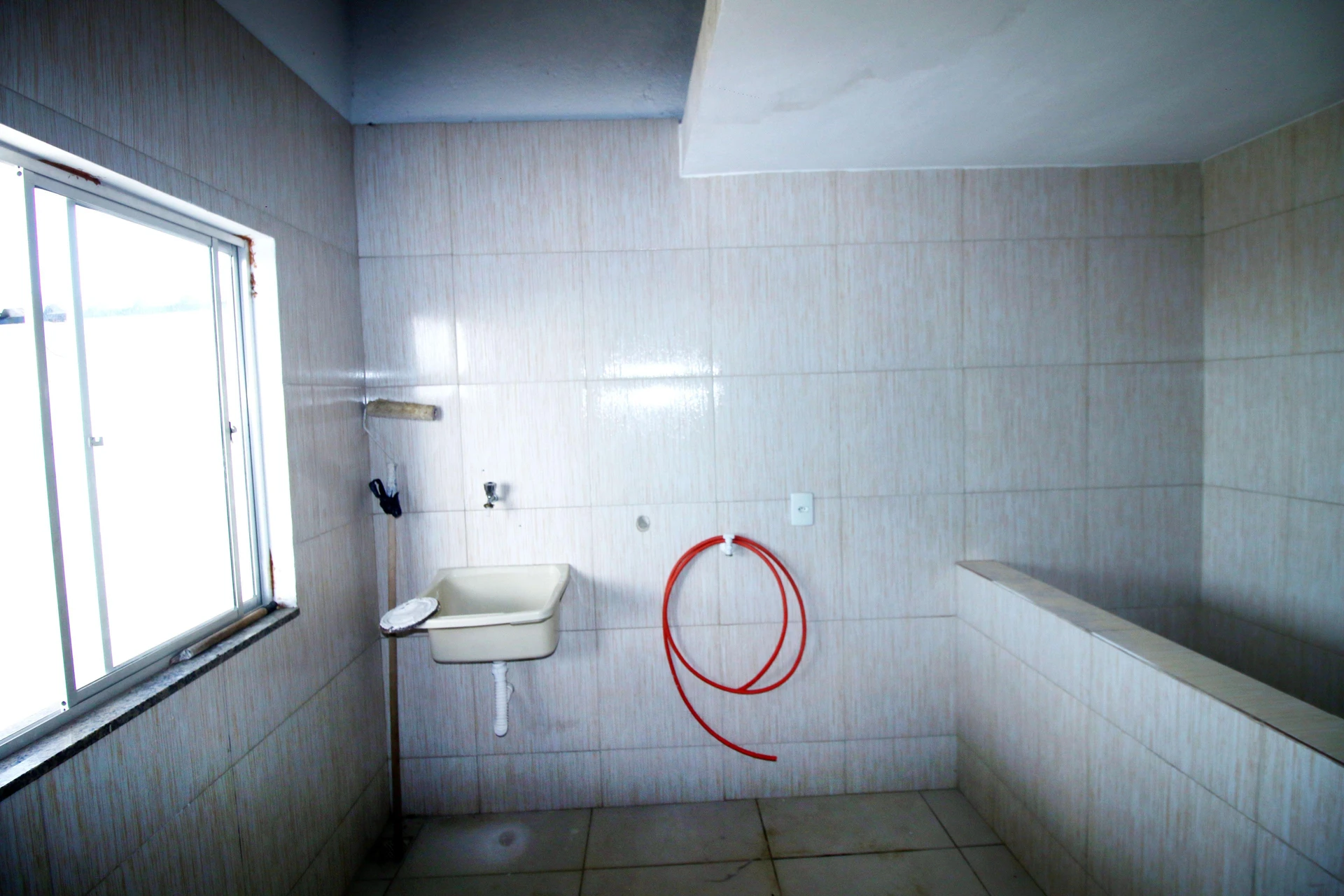 House with 2 bedrooms and 2 bathrooms plus parking — photo 9